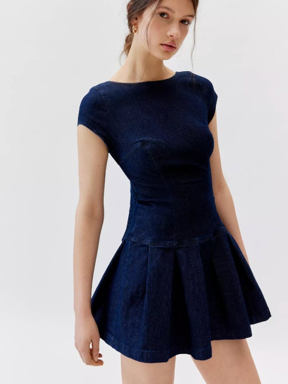 URBAN OUTFITTERS Women's Bryan Bow-Back Pleated Denim Mini Dress Sz M in Indigo